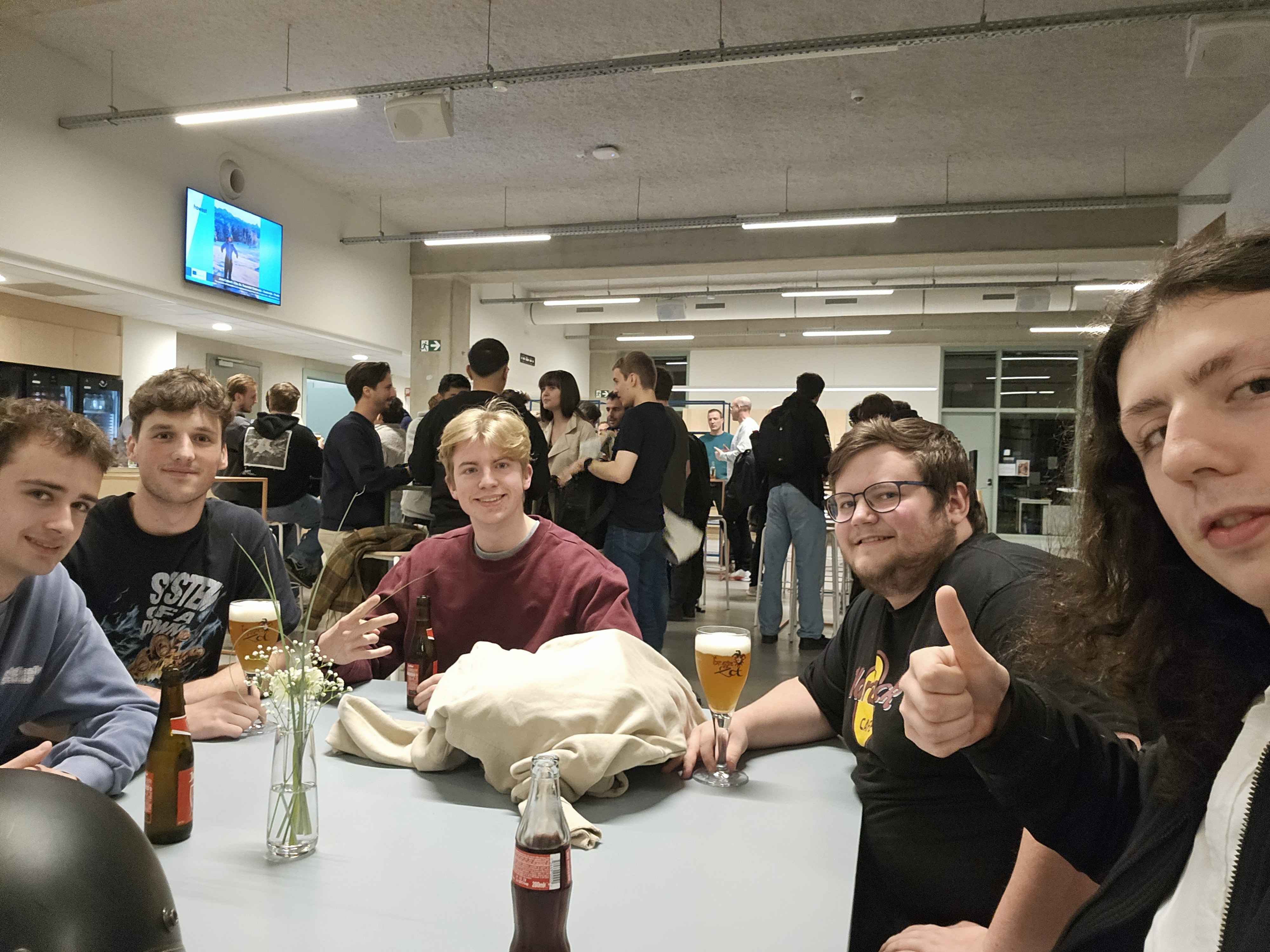 Groepsfoto aan tafel na het netwerkmoment van de Tech&Meet-avond bij Howest
